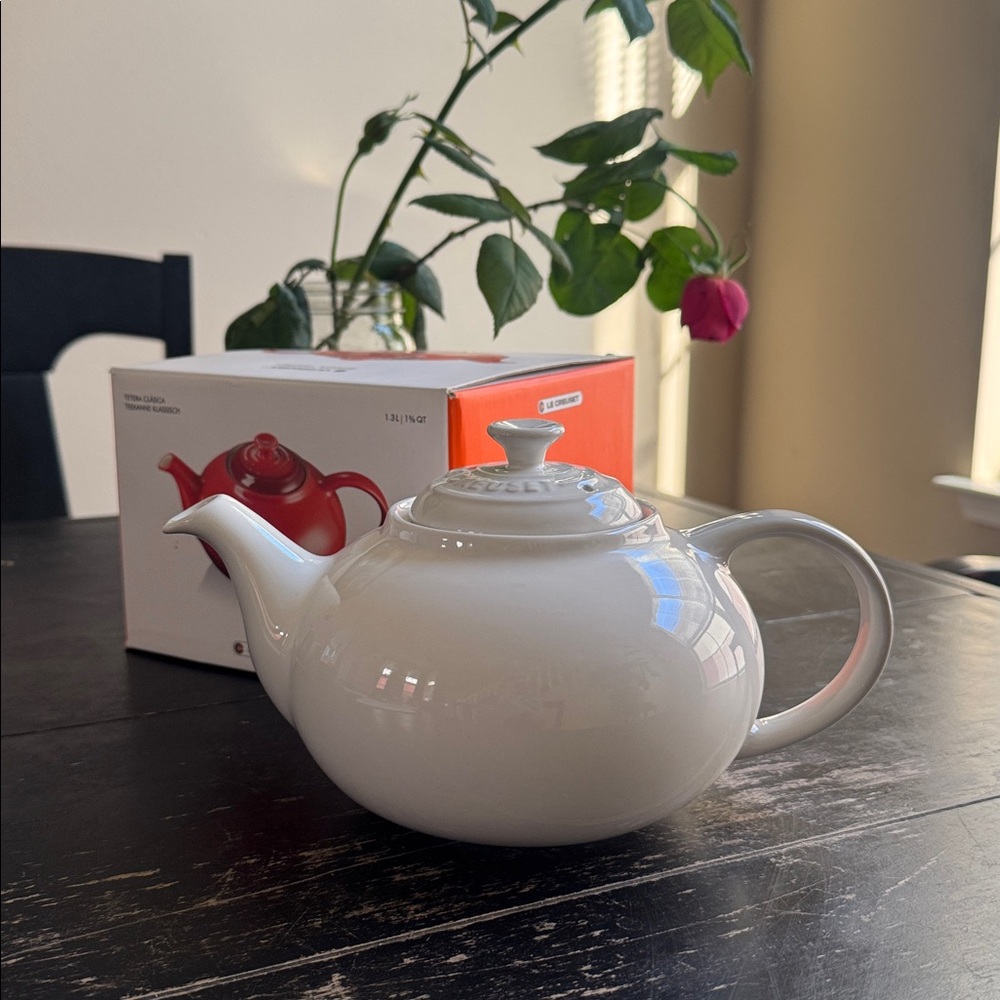 Le Creuset White Ceramic Teapot tea pot w lid 1.3L
